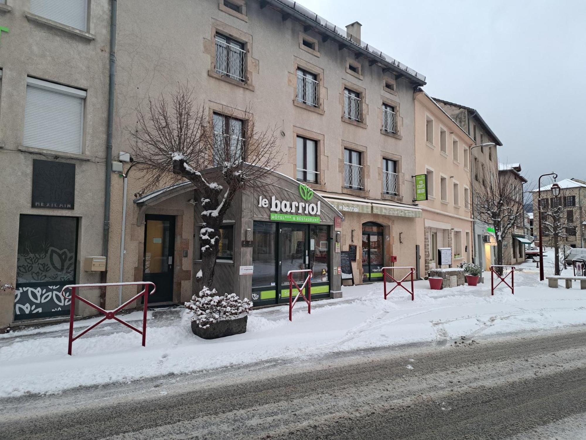 Le Barriol Hotel Saint-Julien-Chapteuil Екстериор снимка